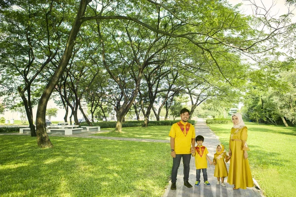 Muzułmańskiej rodziny trzymając się za ręce razem w parku — Zdjęcie stockowe