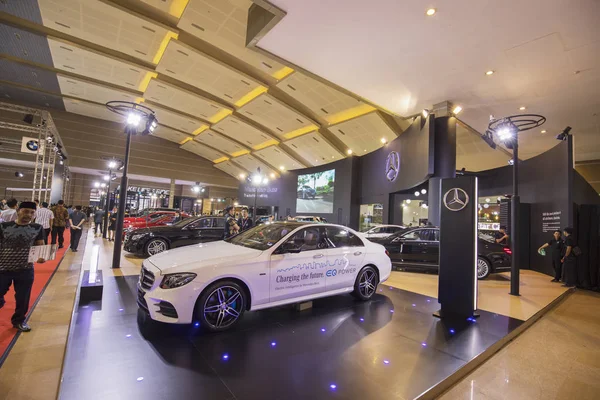 Stand de Mercedes Benz en la exposición — Foto de Stock