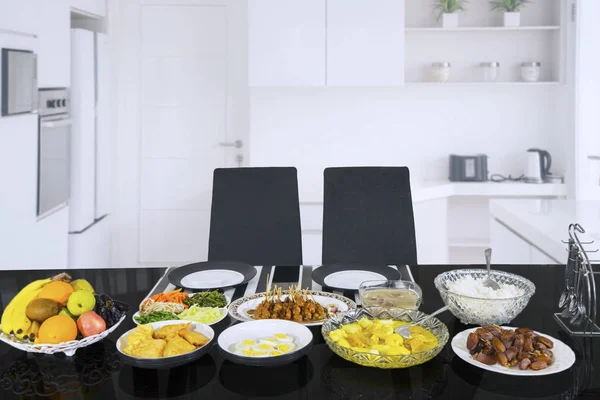 Måltider serveras att bryta snabbt i köket — Stockfoto