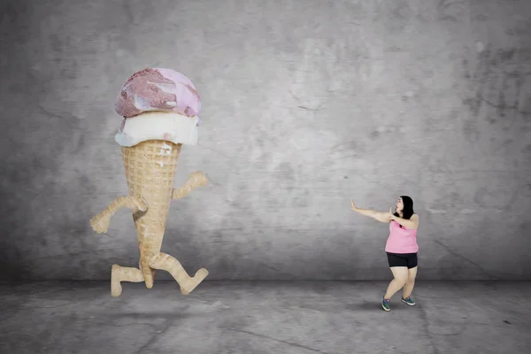 Fat woman running away from an ice cream — Stock Photo, Image