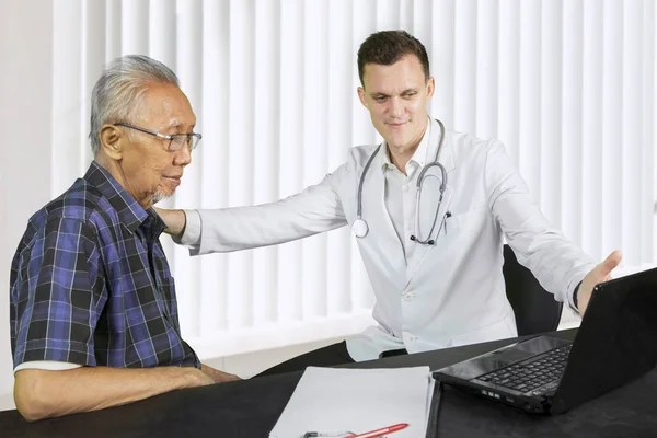 European doctor with medical report and patient — Stock Photo, Image