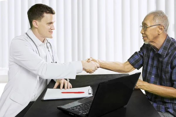 Image Elderly Man Shaking Hands His Doctor While Visiting Clinic — Stock Photo, Image