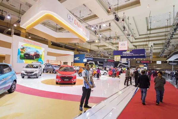 Gente abarrotada comprando coche nuevo en la exposición — Foto de Stock