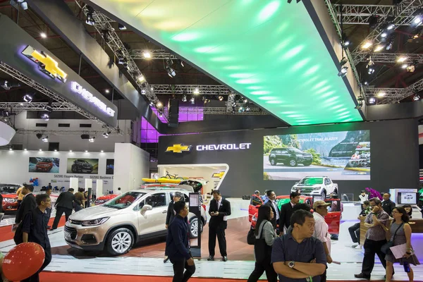 Chevrolet-Stand mit überfüllten Menschen — Stockfoto