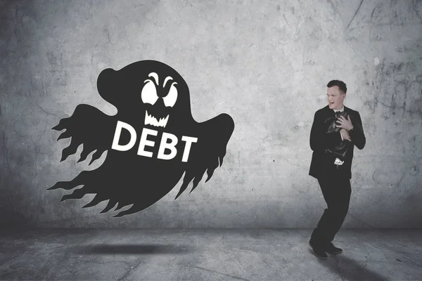 Empresario corriendo asustado siendo perseguido por un fantasma cobrador de deudas —  Fotos de Stock