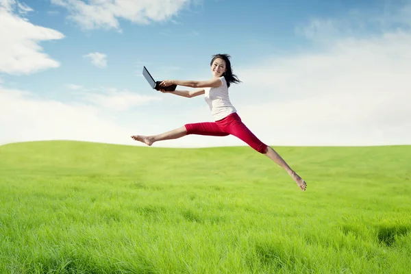 Mujer Asiática Bailarina Sosteniendo Ordenador Portátil Haciendo Gran Salto Prado —  Fotos de Stock