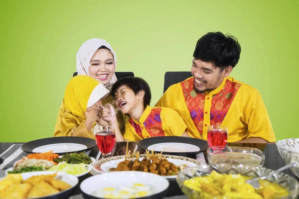 Aziatische familie lachen in de eettafel — Stockfoto