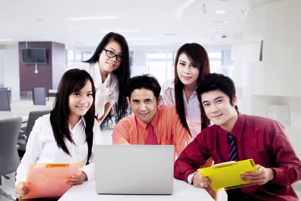 Equipe de negócios asiática com laptop — Fotografia de Stock