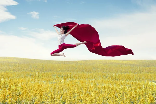 Mulher Asiática Bailarina Segurando Tecido Vermelho Fazendo Grande Salto Prado — Fotografia de Stock