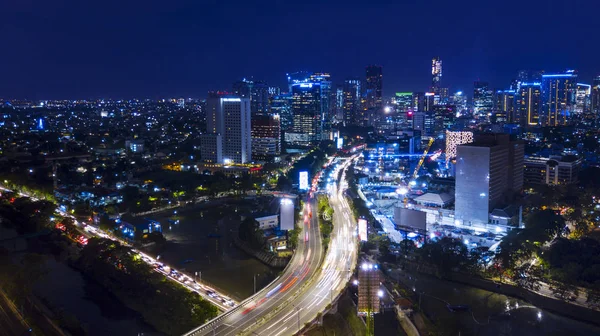 A légi felvétel a Jakarta autópálya és városképek Kuningan központi üzleti negyed közelében — Stock Fotó