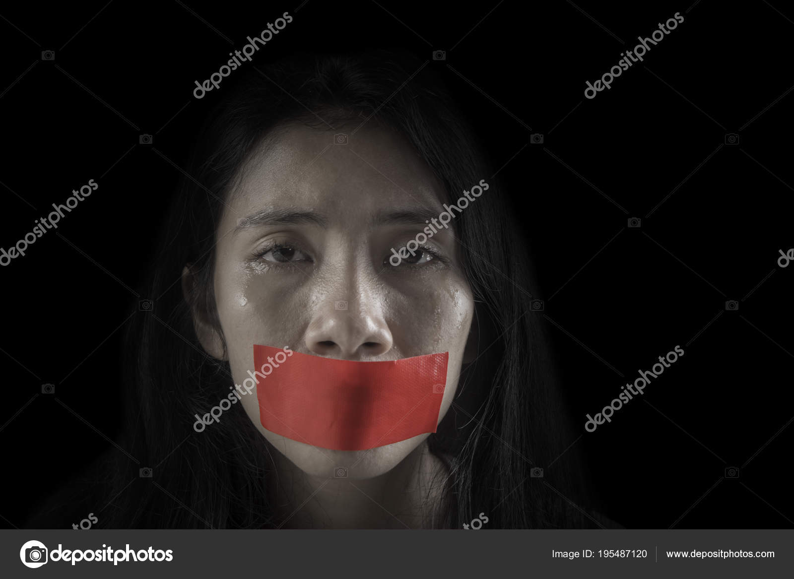 Itkevä nainen suu peitetty teipillä — valokuva © realinemedia #195487120
