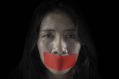 Mutsuz kadın ağzını ile bant kaplı