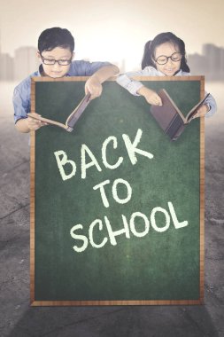 Öğrenciler okula geri bir metnin arkasına