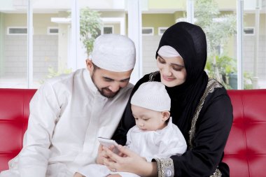 Müslüman aile akıllı telefon kullanma
