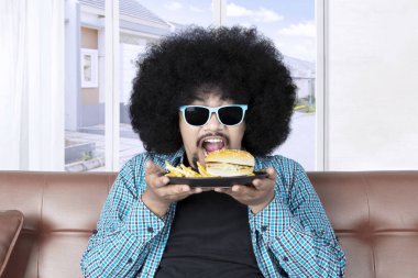 Funky Afro adam çizburger tutar
