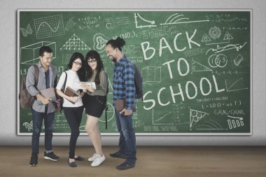 Çeşitlilik öğrencilerle scribbles Tarih kara tahta