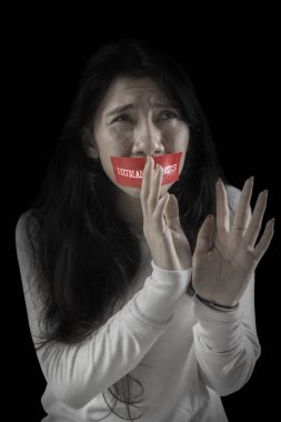 Asyalı kadın korkmuş ifade ile 