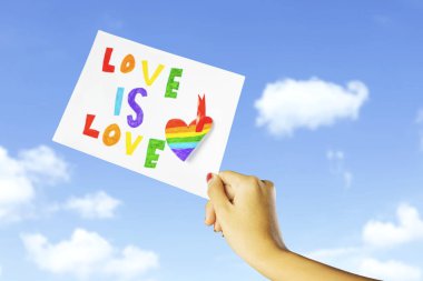 Lgbt simgesi olan anonim kadın