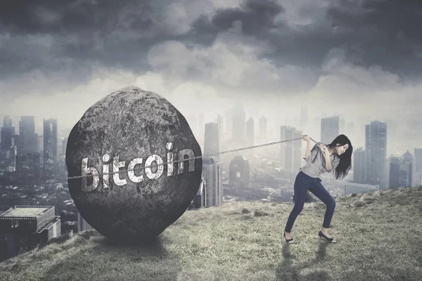 Junge Geschäftsfrau versucht, Bitcoin-Wort zu ziehen — Stockfoto