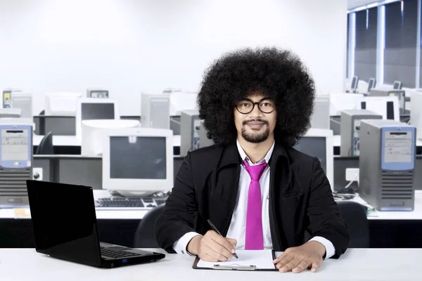 Jovem empresário que trabalha no escritório — Fotografia de Stock