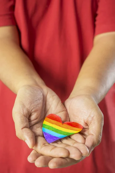 Unbekannter zeigt Herz mit Regenbogenfarbe — Stockfoto