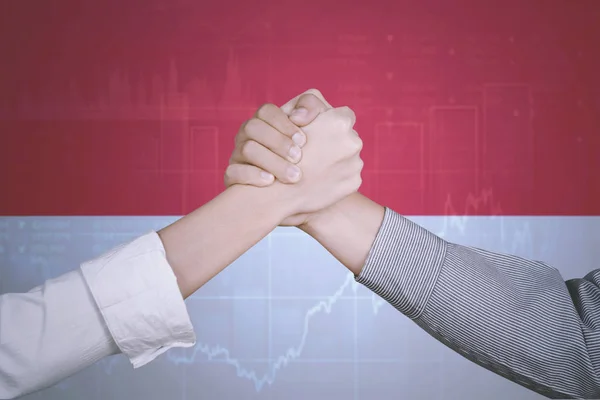 Úspěšné handshake s vlajka Indonésie — Stock fotografie