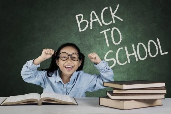 Student lifting hands with back to school text — Stock Photo, Image