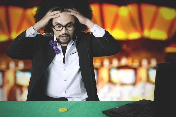 Gestresster Mann verliert beim Online-Poker — Stockfoto