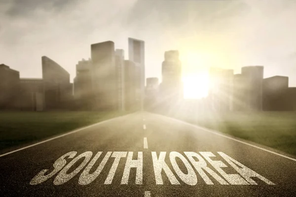 Coreia do Sul palavra em estrada vazia ao nascer do sol — Fotografia de Stock