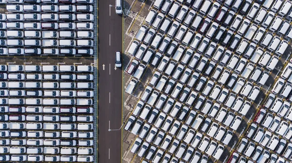 Estacionamiento con muchos vehículos nuevos — Foto de Stock