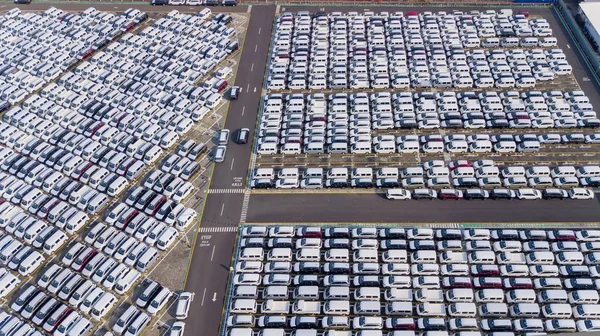 Nya bilar skickat runt om i världen — Stockfoto