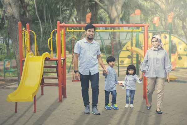 Família muçulmana passa tempo no parque infantil — Fotografia de Stock