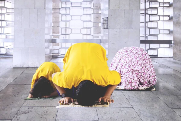 Retrato Família Muçulmana Posando Prostração Fazer Salat Juntos Isolados Fundo — Fotografia de Stock