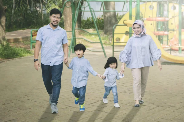 Moslim familie samen spelen in de speeltuin — Stockfoto