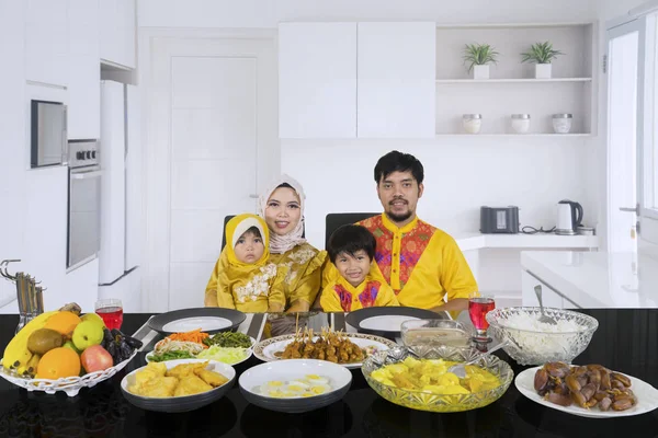 Muslimsk familj äter middag i köket — Stockfoto
