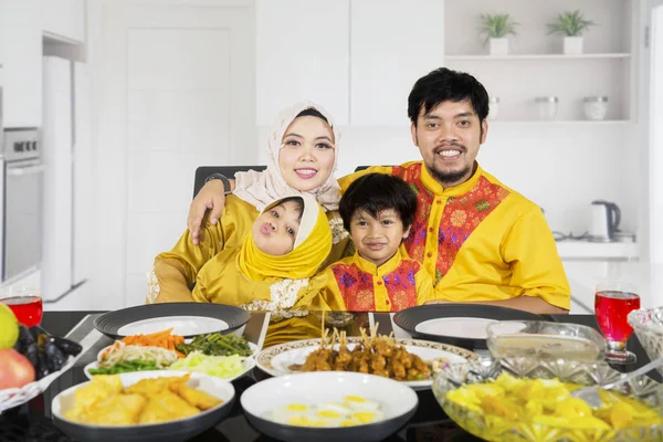 Família muçulmana rompendo seu jejum juntos — Fotografia de Stock