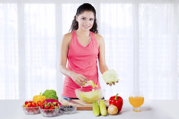 Mujer india preparando ensalada — Foto de Stock