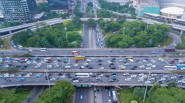 Autopista con vehículo lleno de gente en hora punta — Foto de Stock