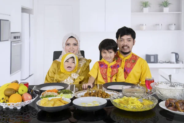 Gelukkige familie met maaltijden samen — Stockfoto