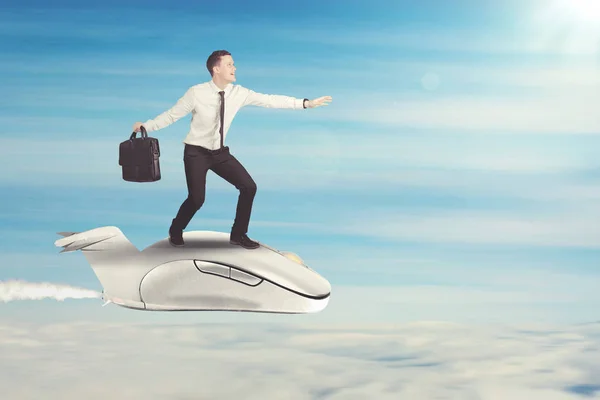 Homem de negócios caucasiano voando com mouse — Fotografia de Stock