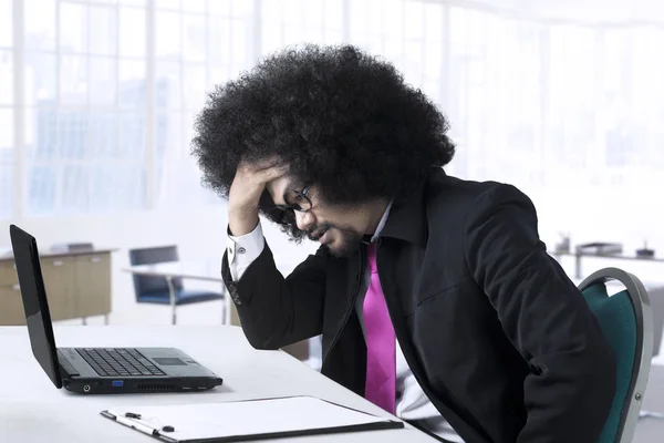 Depressiver männlicher Unternehmer im Büro — Stockfoto