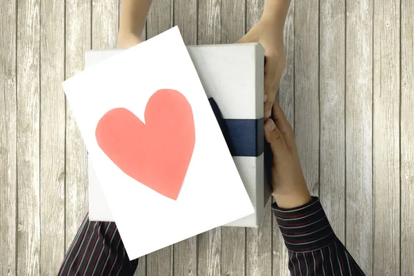 Papà riceve scatola regalo e lettera — Foto Stock