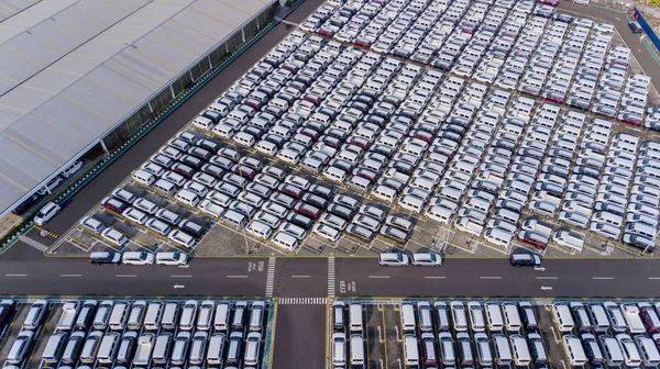 Centro de distribución de coches con fila de coches nuevos —  Fotos de Stock