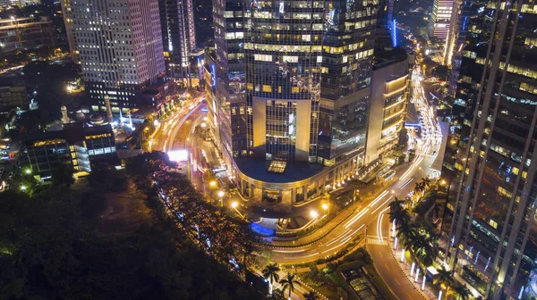 Cahaya indah lampu di jalan raya dan gedung pencakar langit — Stok Foto