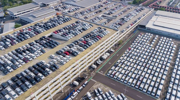 Diverse nieuwe auto's geparkeerd op de poort — Stockfoto