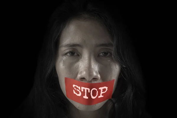 Asiática chica llorando con stop word — Foto de Stock