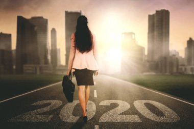 İş kadını 2020 'nin üzerinde yürüyor