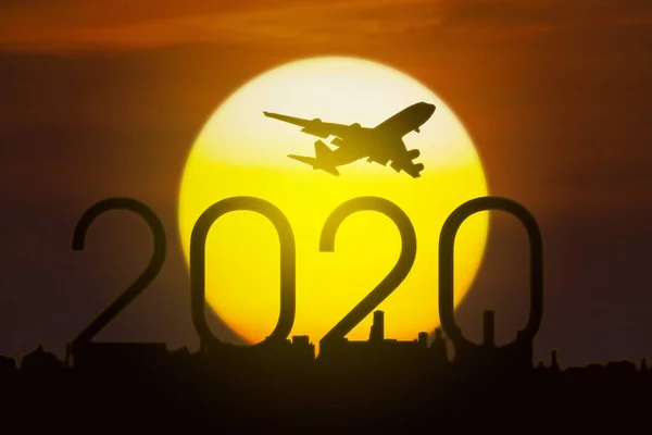 Flygplan som flyger på himlen över siffror 2020 — Stockfoto