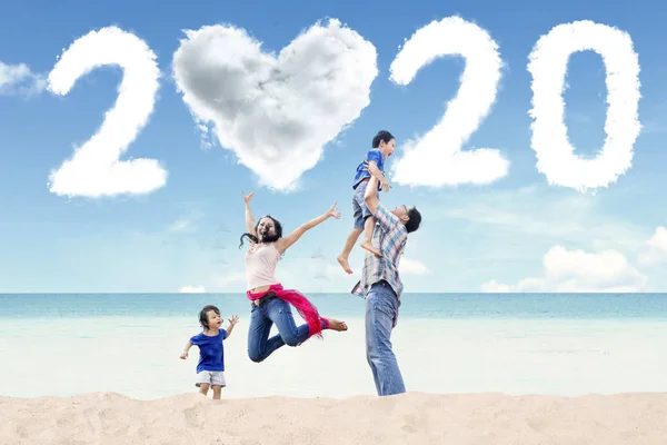 Família asiática com número 2020 na praia — Fotografia de Stock