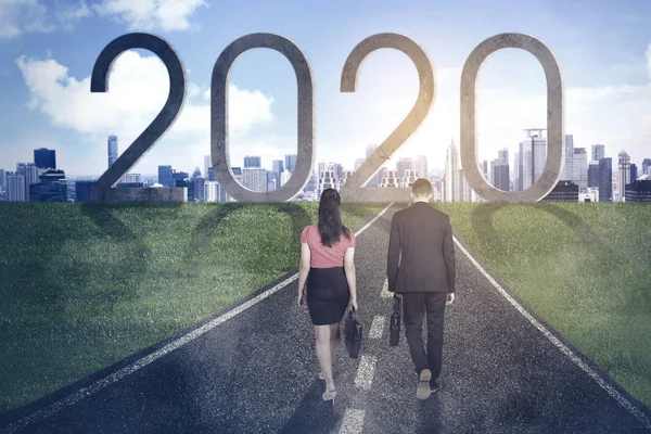 Geschäftspaar auf dem Weg zu Zahlen 2020 — Stockfoto